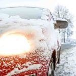 koplamp auto en sneeuw