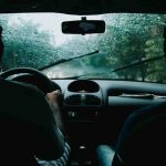 twee personen in auto