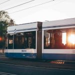 tram en ondergaande zon