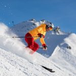 Skiër maakt afdaling